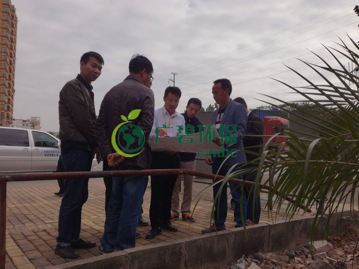 大良街道、順控環(huán)保水務等領導到金陡涌黑臭水體治理現(xiàn)場視察工作(圖2)